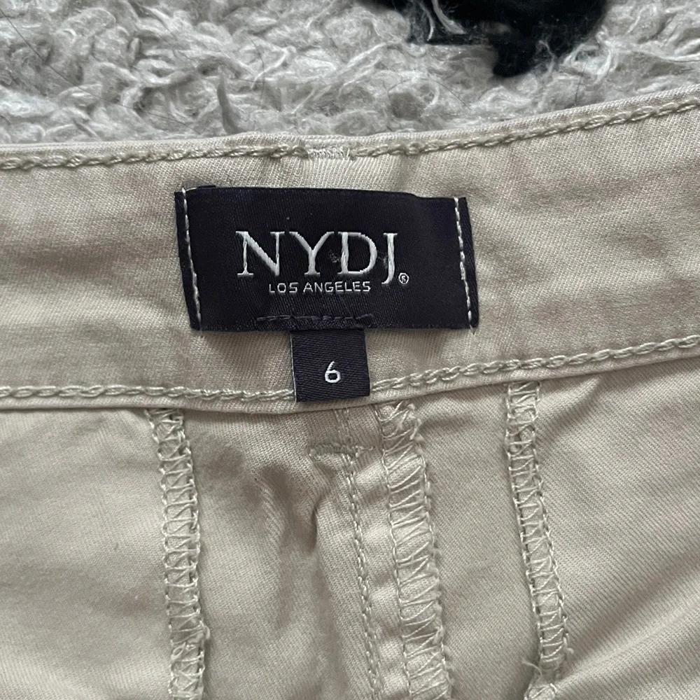 NYDJ women’s size 6 beige Flat Front Shorts